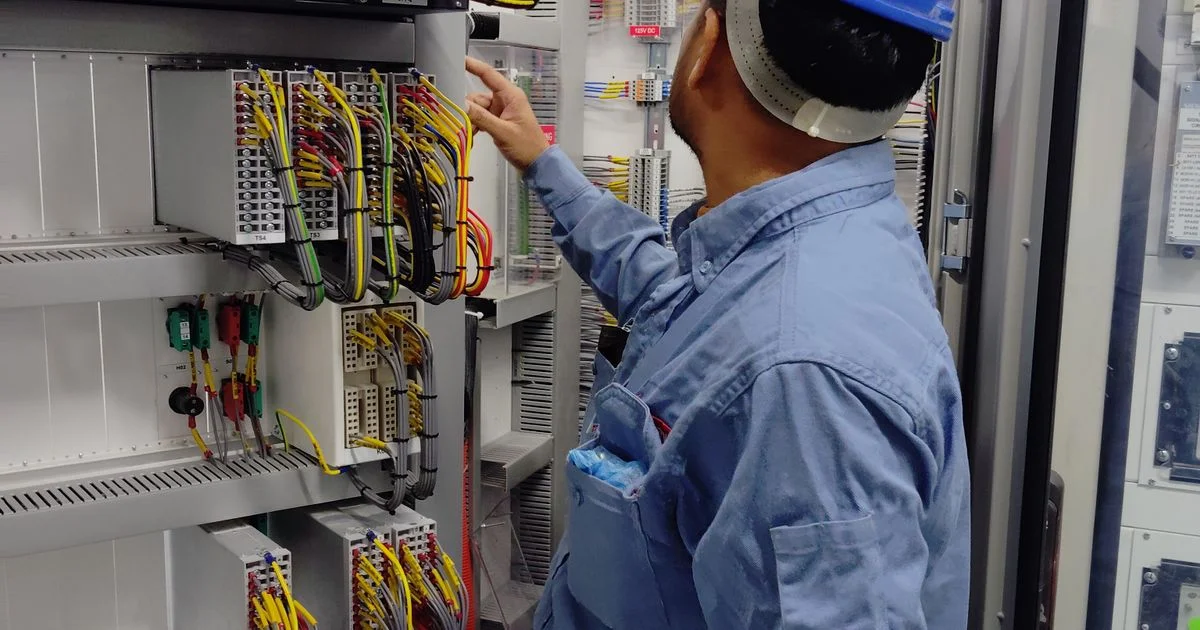 Operador escaneando QR Code de máquina antes do abastecimento pelo comboio