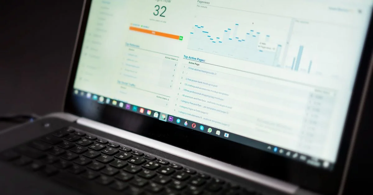 Painel de gestão mostrando consumo de combustível por veículo da frota em tempo real