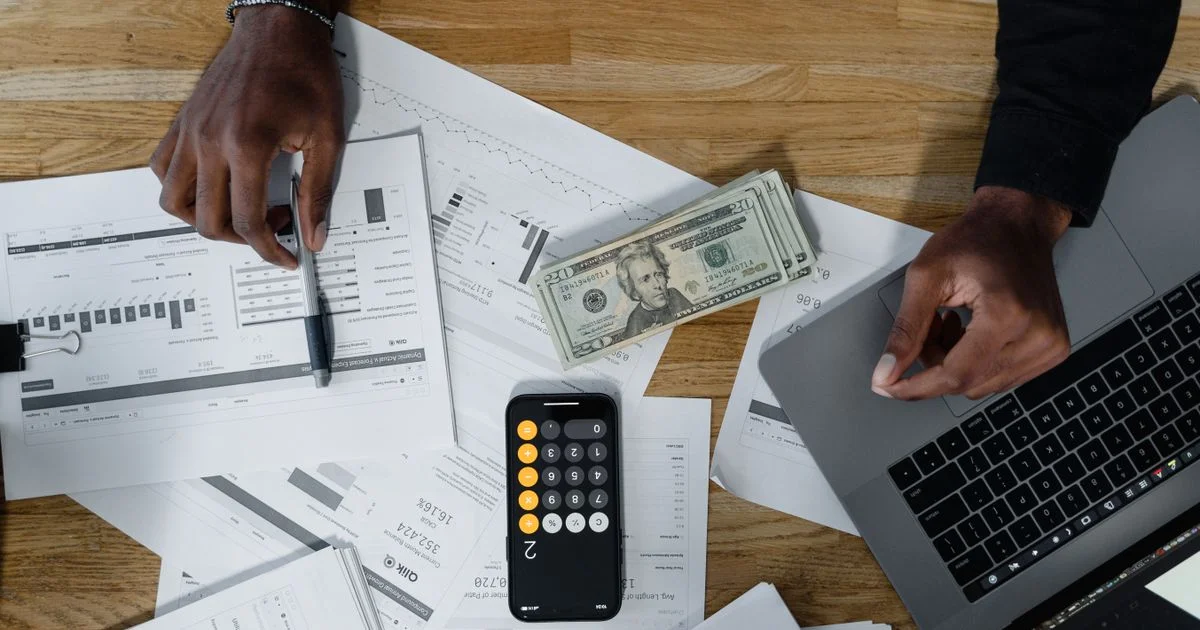 Gestor de frota revisando registros de abastecimento de veículos