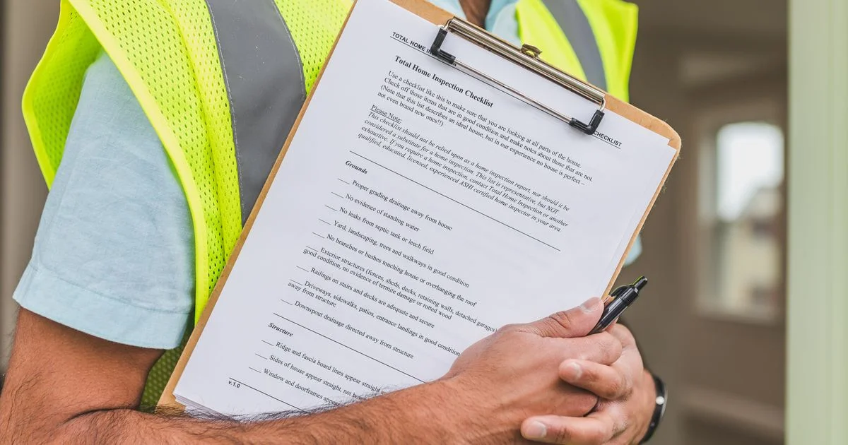 Close-up de ficha de controle de abastecimento mostrando campos de hodômetro e litros