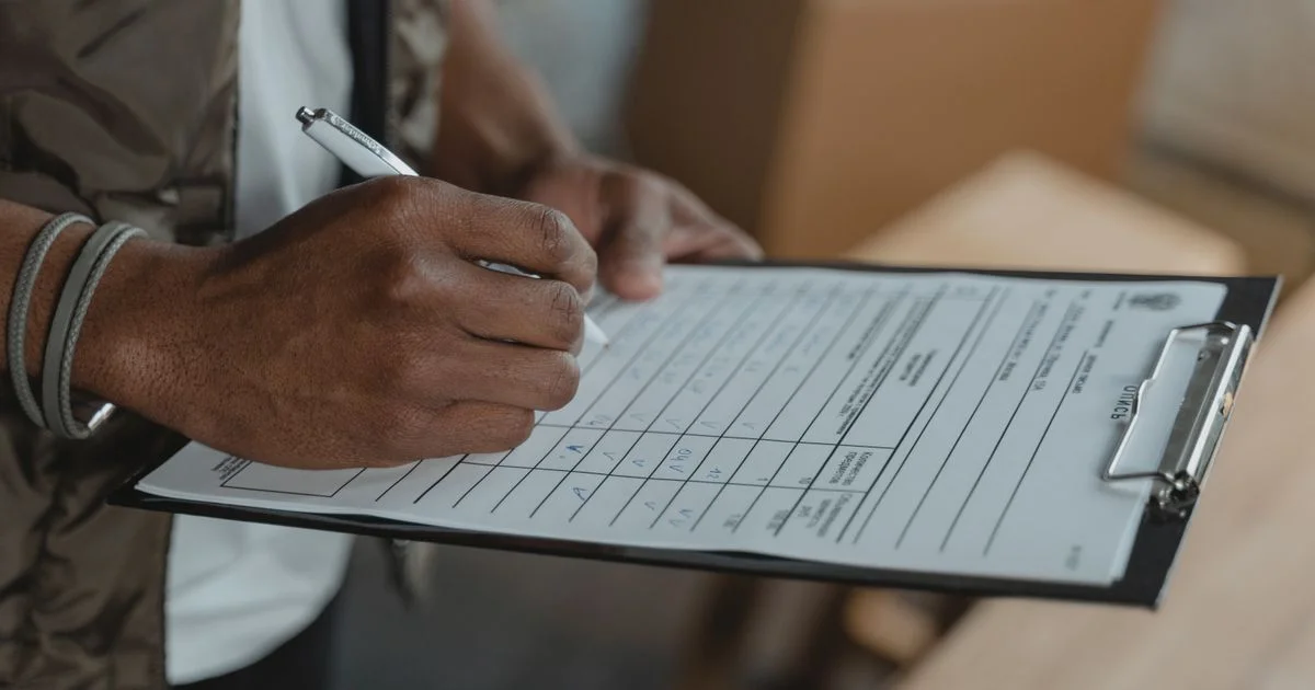 Ficha de controle de abastecimento em papel com campos preenchidos à mão
