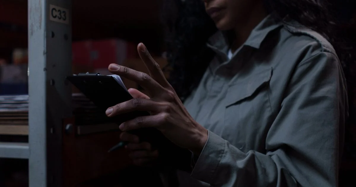 Operador registrando abastecimento pelo celular substituindo planilha de controle de combustível