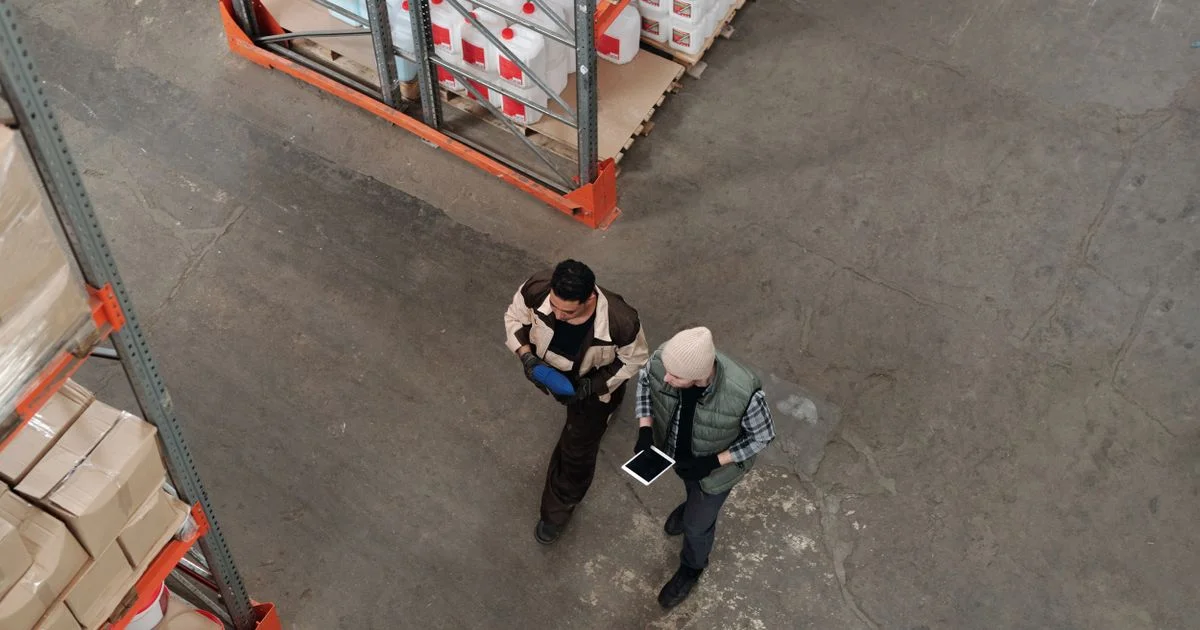 Operador escaneando QR Code da máquina para identificação no sistema de controle de abastecimento