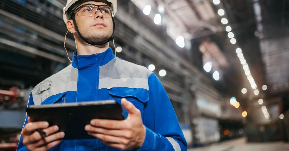 Operador usando app de sistema de controle de abastecimento de combustível sem sensores na máquina