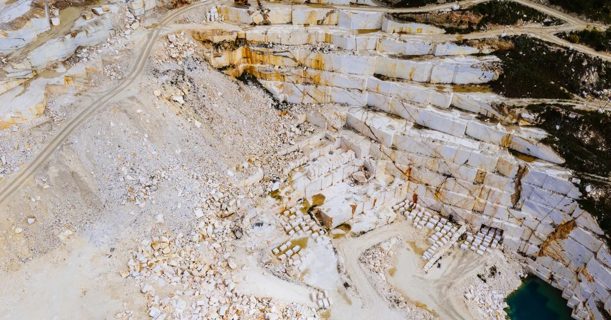 Máquinas pesadas em operação de mineração sendo abastecidas por comboio de diesel