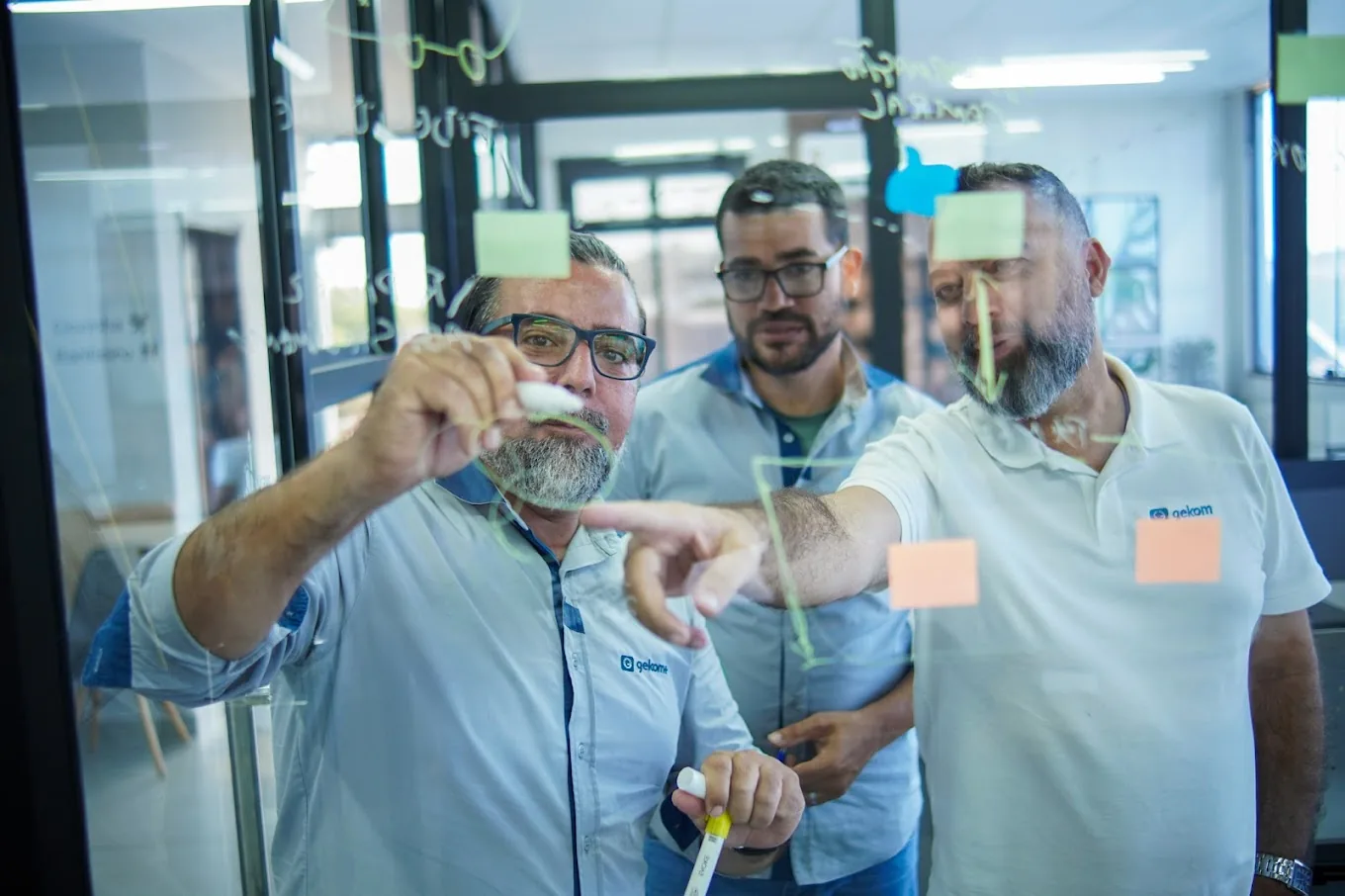 Equipe Gekom em sessão de planejamento estratégico — time especialista em gestão de abastecimento de combustível
