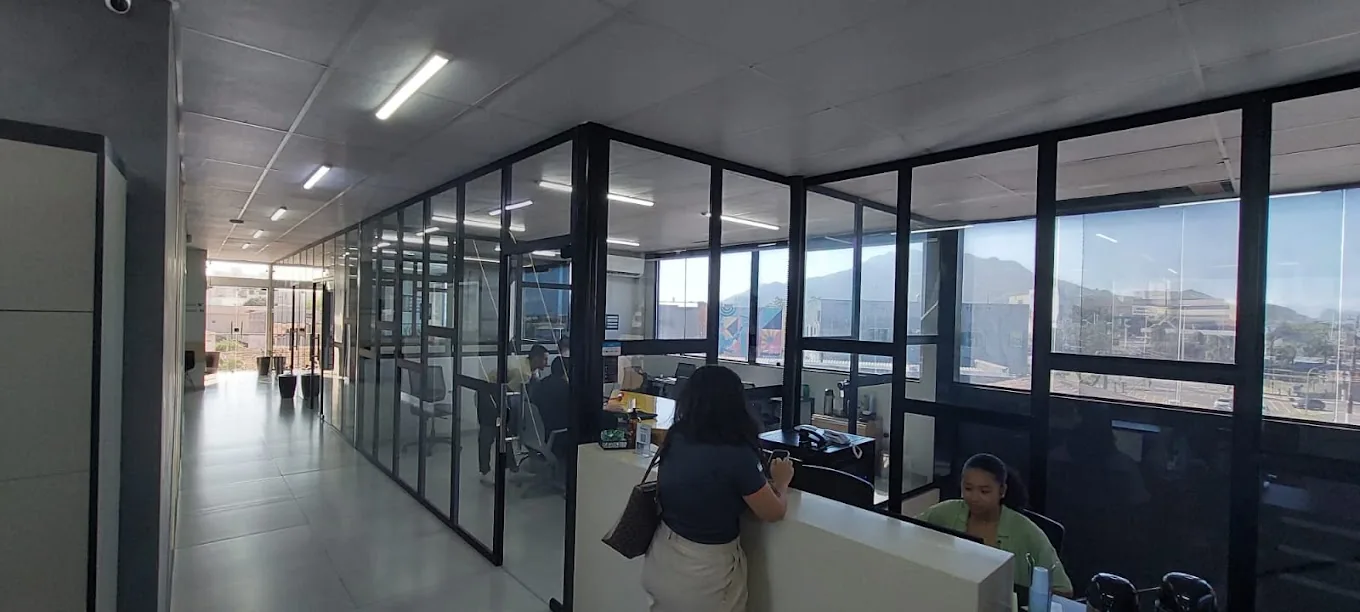 Recepção da Gekom — equipe pronta para atender empresas que precisam controlar combustível
