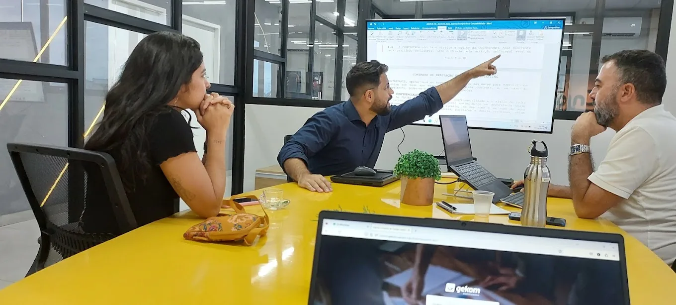 Reunião comercial da equipe Gekom — time discutindo solução de gestão de combustível com cliente